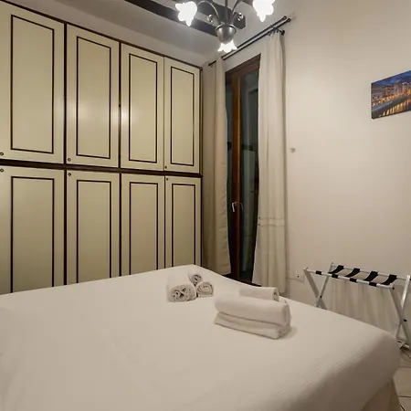 Apartment La Bottega Di Botticelli By Halldis
